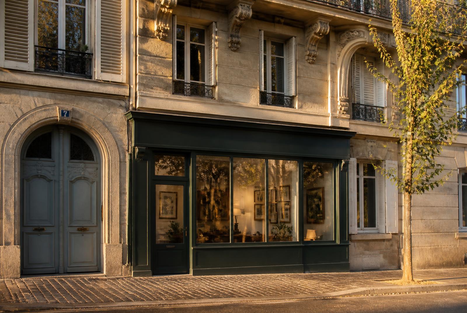 Façade en pierre d’un immeuble ancien abritant une agence immobilière de quartier